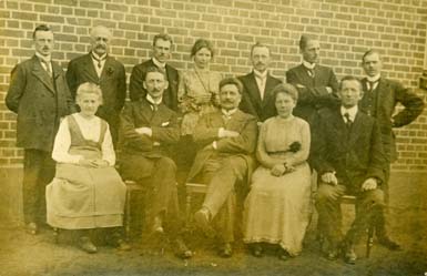 Das Schul-Kollegium von ca. 1919 Personen von links: 1. Reihe sitzend, Frl. Sophie