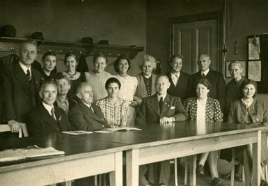Das Schul-Kollegium von 1943 Personen von links: 1. Reihe sitzend, Otto Schwarz, Anna